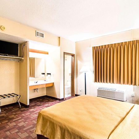 Econo Lodge Watertown Luaran gambar