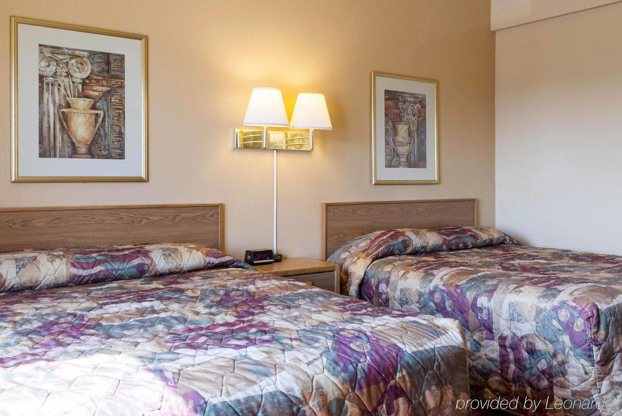 Econo Lodge Watertown Luaran gambar